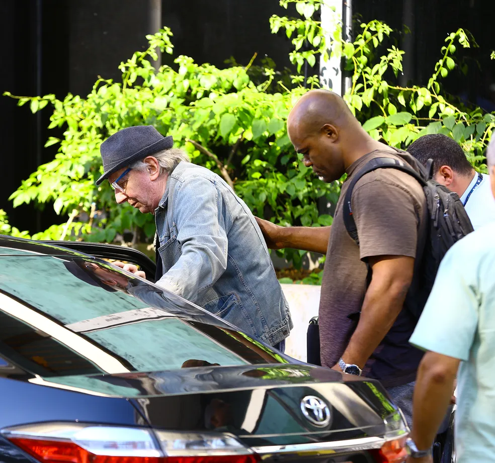 O ator conseguiu entrar no carro sozinho (Foto: AgNews/ Vitor Pereira)