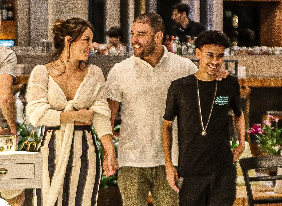 Diogo Nogueira passeia com Paolla Oliveira e o filho, Davi Nogueira, em shopping no Rio de Janeiro (Foto: AgNews)