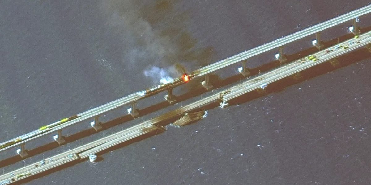 Imagem aérea da ponte destruída na Rússia (Foto: Maxar Technologies/AP)