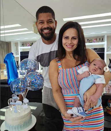 Atriz Viviane Araújo publica clique raro ao lado da família e deixa seguidores encantados - Foto Reprodução