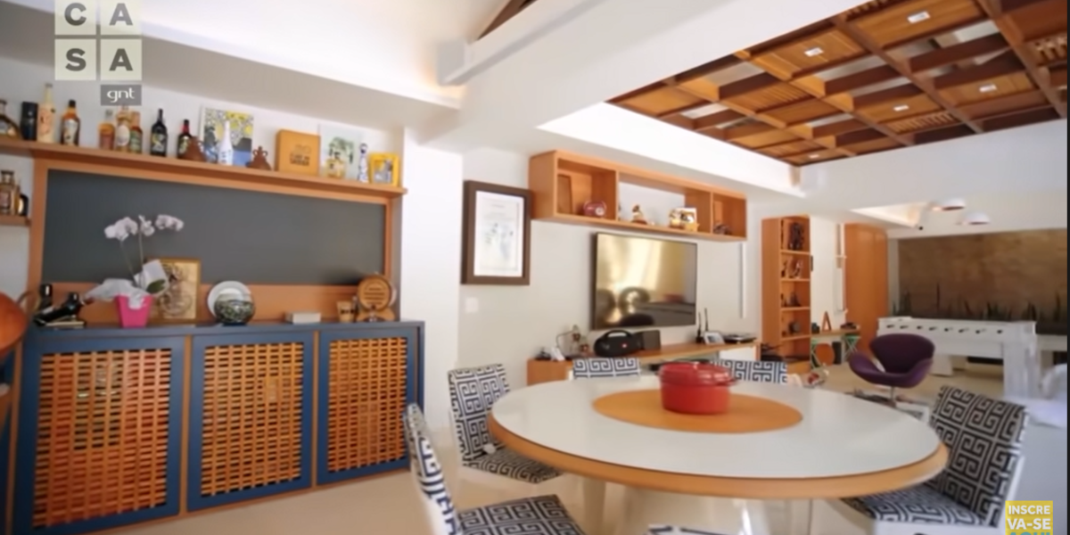 A área de convivência entre a cozinha e a sala de estar (Foto Reprodução/Youtube) 