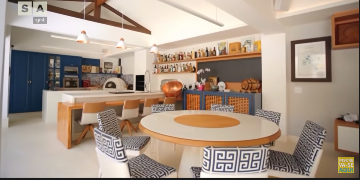 Outro olhar da área de convivência entre a cozinha e a sala de estar (Foto Reprodução/Youtube)