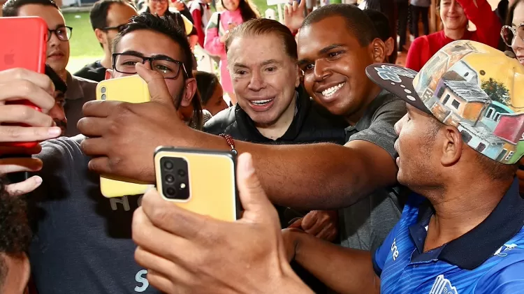 Silvio não negou em tirar fotos com seus fãs durante as eleições (Foto Reprodução/Internet))