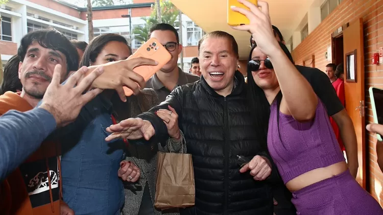 Silvio Santos é rodeado de Fãs ao ir para sua zona eleitoral (Foto Reprodução/Internet)