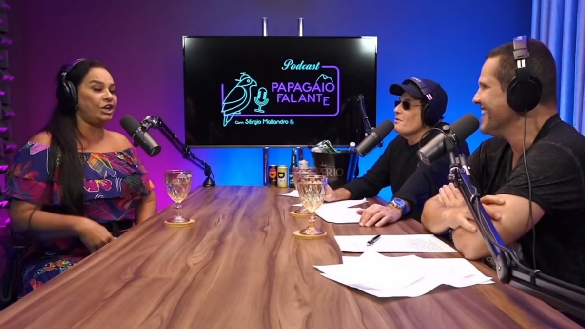 A atriz famosa falou sobre casamento do passado e explicou motivos de sigilo no podcast Papagaio Falante