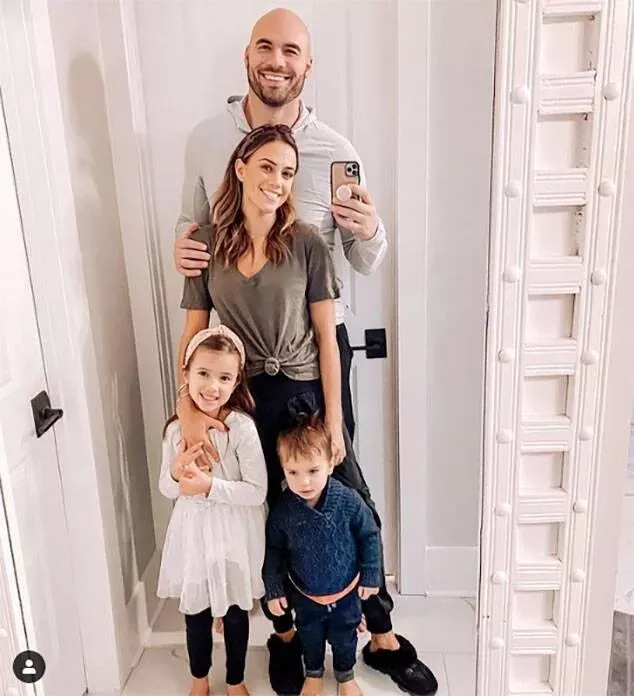 Jana Kramer, Mike Caussin e os filhos (Foto: Reprodução)