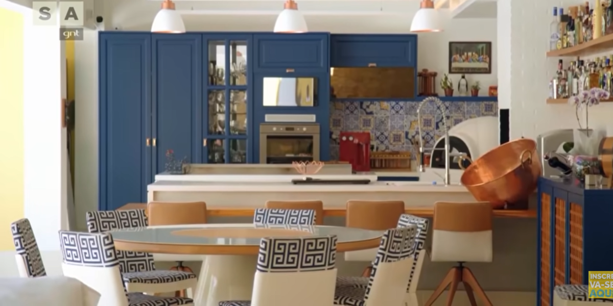 Sua cozinha conta com um tom de azul maravilhoso que casa bem com os demais itens (Foto Reprodução/Youtube)