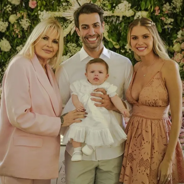 Monique Evans, Bárbara e Gustavo no batizado de Ayla (Foto: Reprodução)