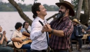 Alcides tira Zaquieu para dançar em Pantanal (Foto: Reprodução / Globo)