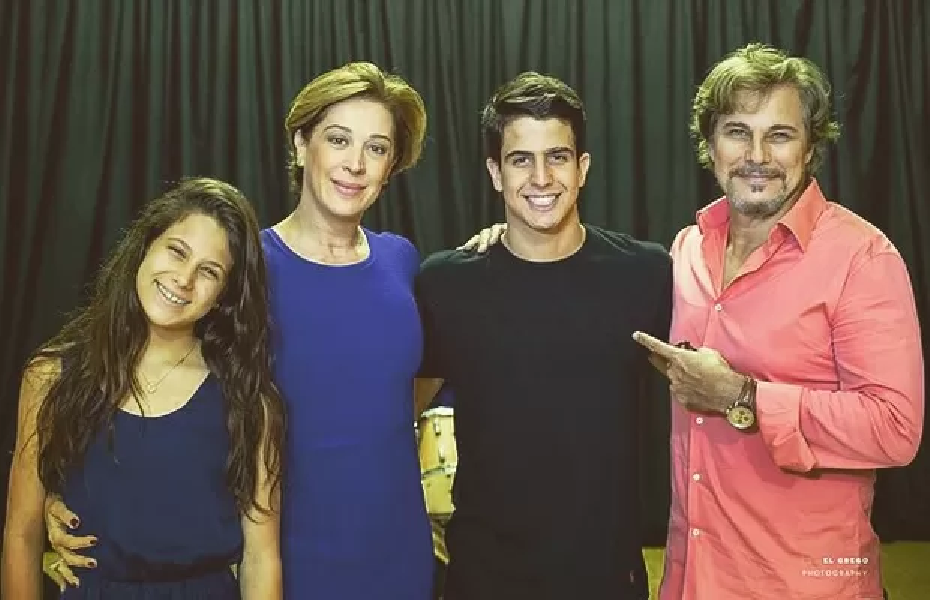 Claudia Raia ao lado de Edson Celulari e dos filhos (Foto: Divulgação)