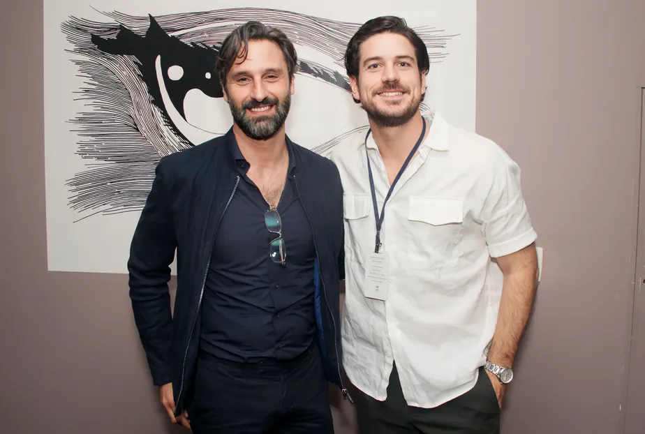 O ator Marco Pigossi e o cineasta italiano Marco Calvani, seu namorado,  tiveram um clique raro no  Festival MixBrasil de Cultura da Diversidade - Foto Reprodução