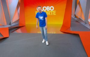 Tiago Leifert na abertura do Globo Esporte desta segunda- Foto: Reprodução/Globo