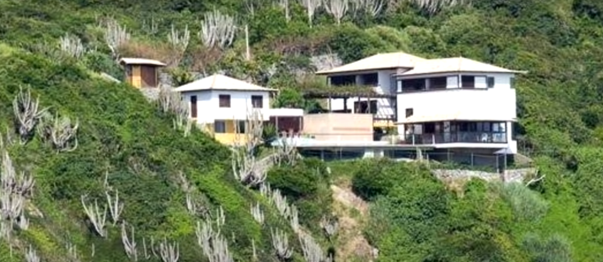 Vista de cima da propriedade de Ana Maria Braga, em meio a montanhas e muito verde em volta (Foto Reprodução/Youtube)