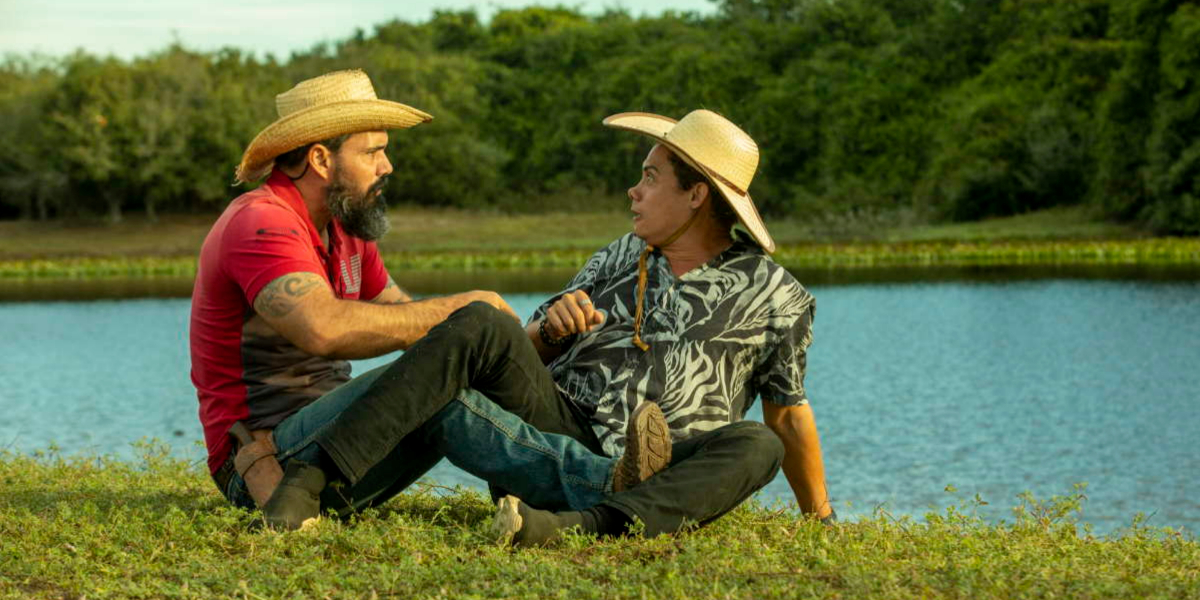 Silvero Pereira em cena em Pantanal ao lado de Juliano Cazarré (Foto: Reprodução / TV Globo)