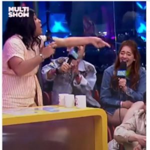 Momento que Blogueirinha acerta a Jully durante o ao vivo do Multishow (Reprodução - Instagram Multishow)