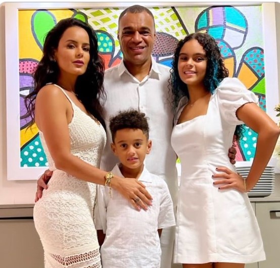 Denílson com os filhos Maria Eduarda e Davi e a esposa Luciele Di Camargo