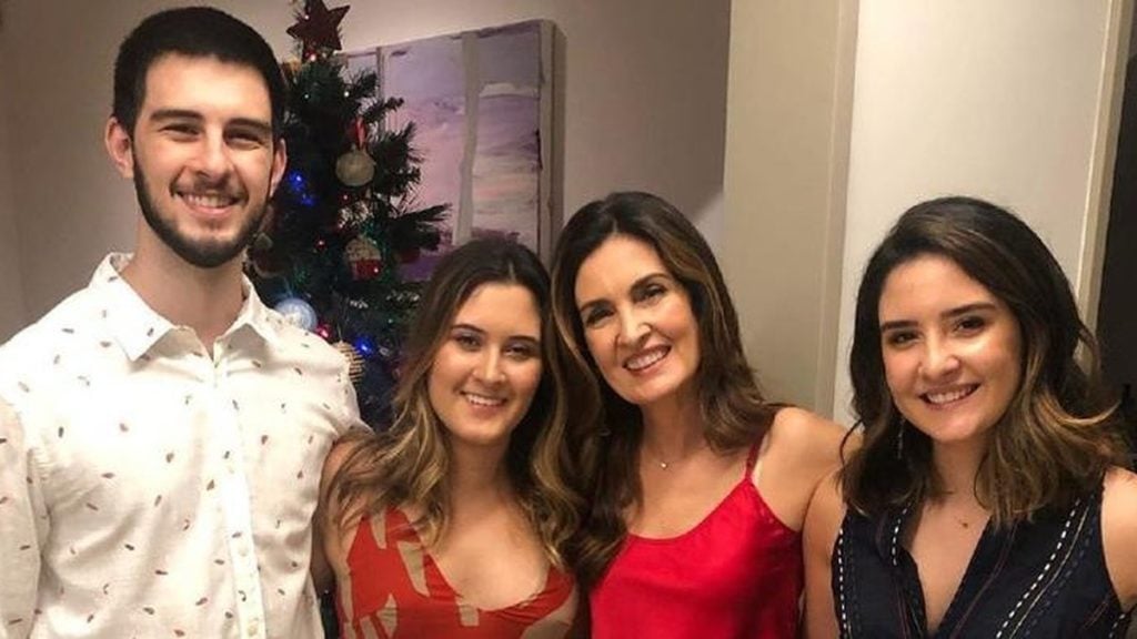 Fátima Bernardes junto com os filhos Laura, Beatriz e Vinicius