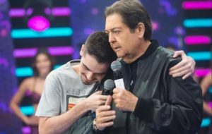 Faustão ao lado do filho, João Guilherme no palco do 'Faustão na Band- Foto: Divulgação