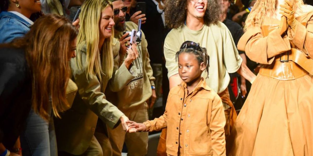 Giovanna Ewbank e Bruno Gagliasso com Bless em desfile