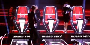 Michel Teló viu os jurados deixarem o palco do The Voice após ele apelar para convencer uma candidata- Foto: Reprodução/Globo