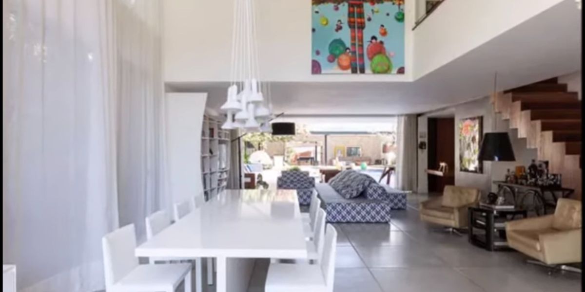 Sala de estar integrada da mansão de Bruno Gagliasso e Giovanna Ewbank