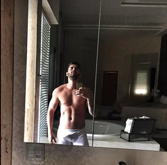 Gusttavo Lima surgiu só de cueca (Foto: Reprodução)