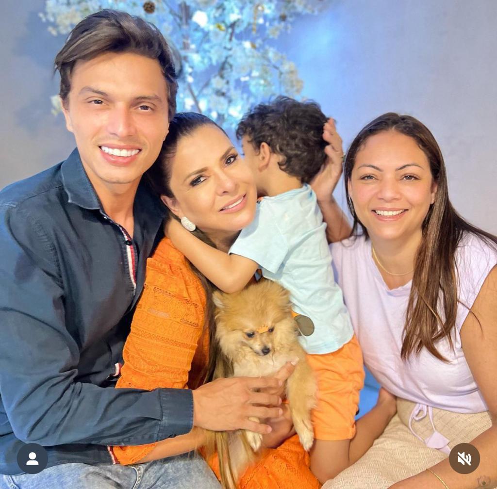 Mara Maravilha publica foto segurando novo membro de sua família, seu mais novo cachorrinho, que ela chamou de 'filho de 4 patas' (Reprodução - Instagram Mara Maravilha)