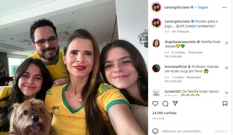 Luciano Camargo e a família em torcida para o Brasil, na estreia na Copa do Mundo do Catar (Foto: Reprodução)