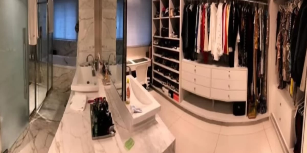 Enorme closet, com acesso ao banheiro (Reprodução: Youtube)
