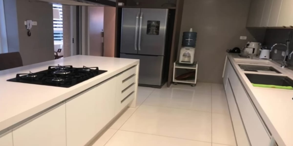 Cozinha completamente equipada e moderna do apartamento do Padre Fábio de Melo (Reprodução: Youtube)