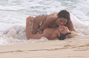 Romulo Estrela e Lucy Alves gravam beijo de Oto e Brisa em Travessia em praia carioca (Foto: Delson Silva / AgNews)