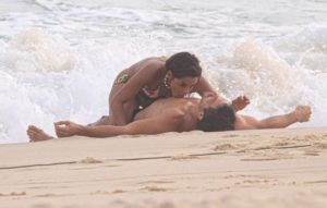 Globo apela e faz Brisa (Lucy Alves) lamber Oto (Romulo Estrela) na praia (Foto: Delson Silva / AgNews)