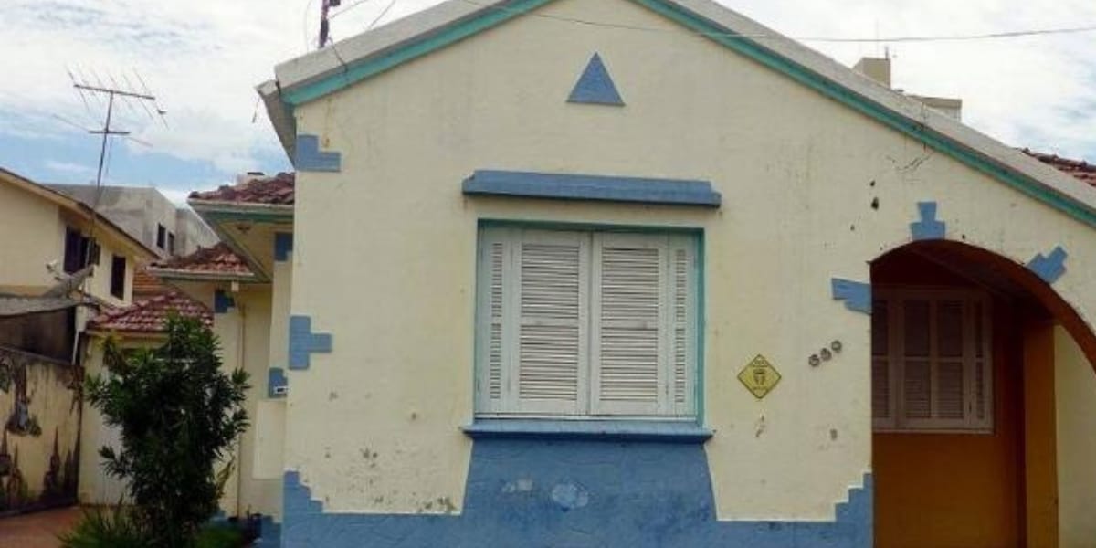 Faixada da casa térrea onde Xuxa nasceu e passou sua infância (Reprodução: Montagem TV Foco)