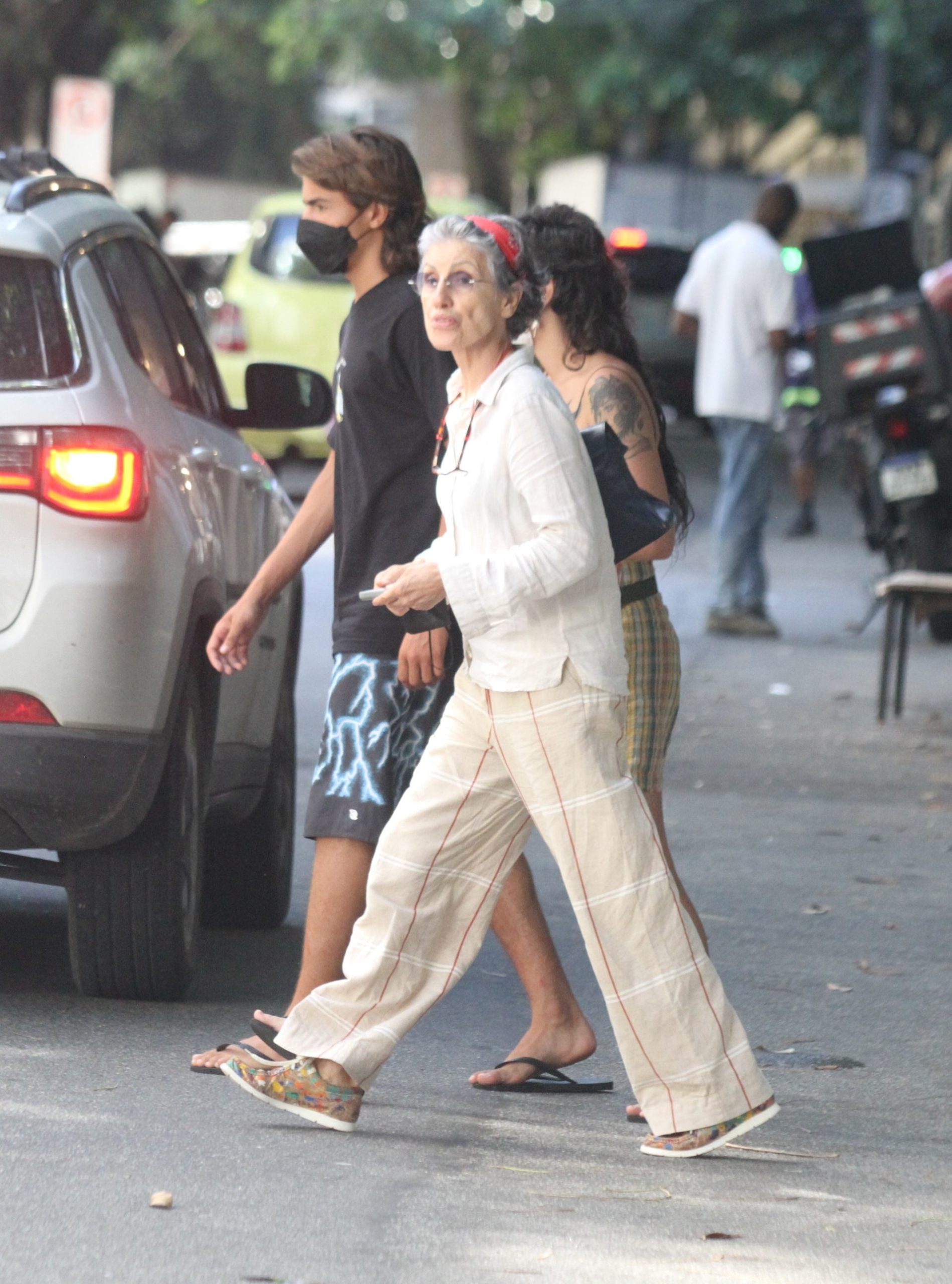 Cássia Kis foi flagrada em passeio com filhos (Foto: Reprodução)