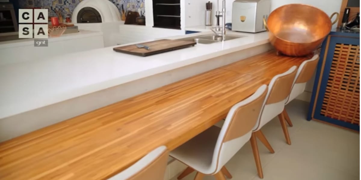Bela mesa de madeira (Reprodução: Youtube)
