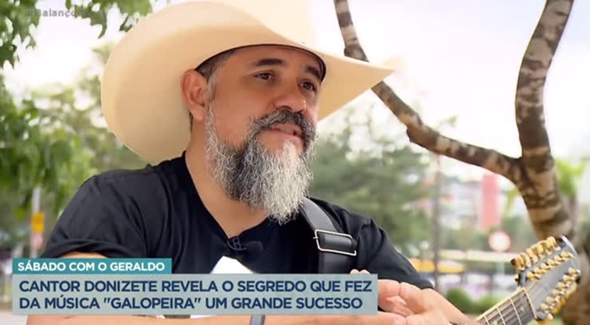 O cantor abriu o coração e relembrou sucessos em entrevista para Geraldo Luís, no Balanço Geral (Reprodução/ Record TV)