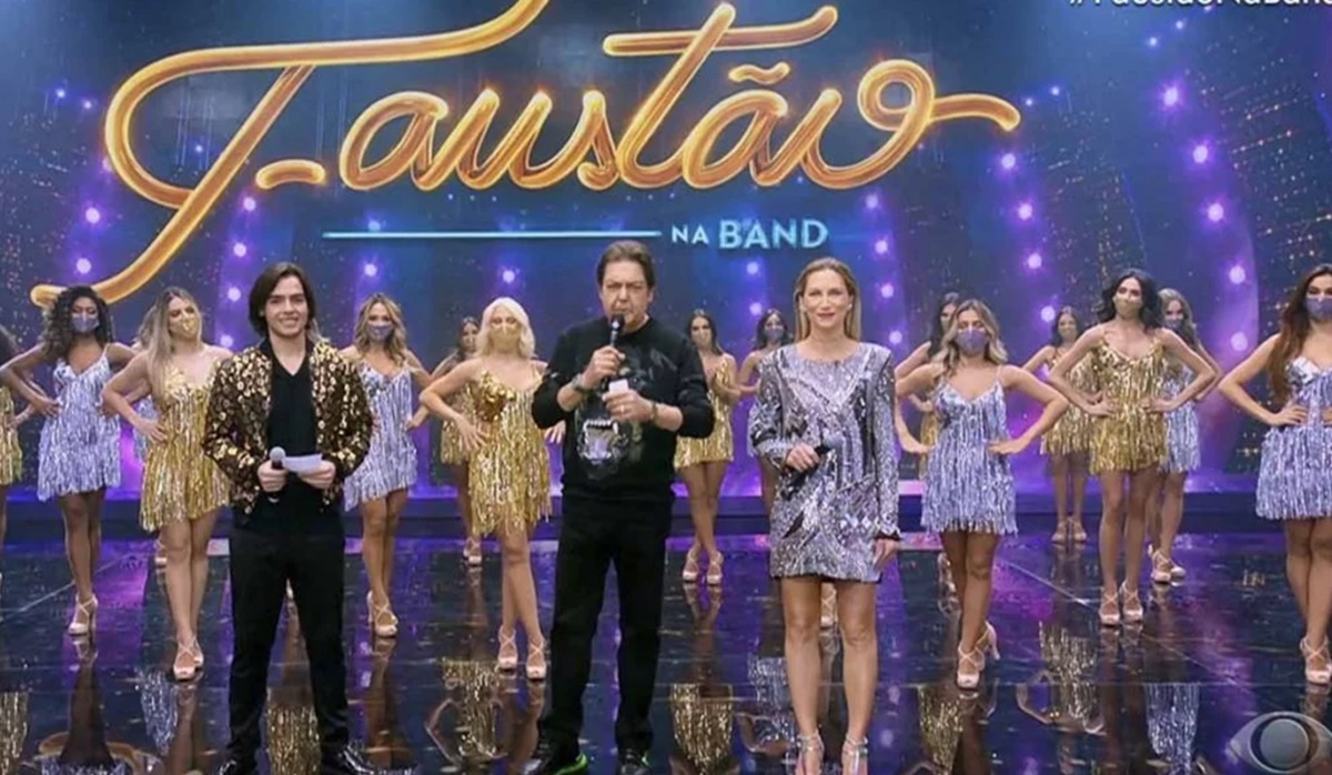 João Guilherme e Anne Lottermann ao lado do apresentador e as bailarinas ao fundo