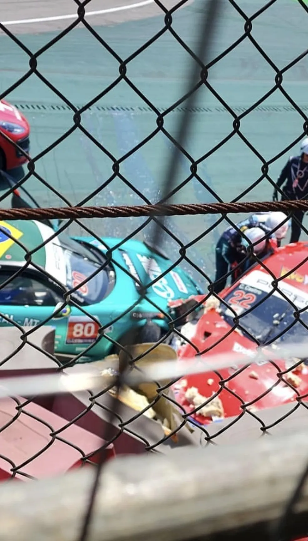 Caio Castro se envolve em acidente em Interlagos ao participar da Porsche Carrera Cup - Foto Reprodução