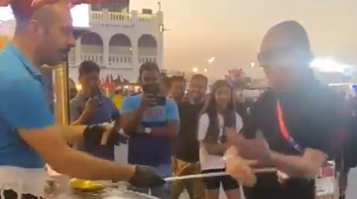 Momento que Galvão é tirado do sério em brincadeira diante de muitos turistas no Catar (Reprodução/ TikTok)