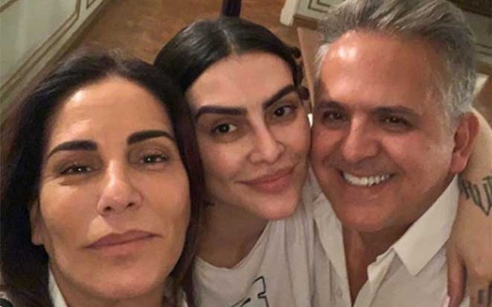 Glória Pires em foto com o marido e Cléo Pires (Imagem: Reprodução)