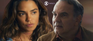 Travessia - Brisa (Lucy Alves) fica em choque ao ganhar presente valioso de Guerra (Humberto Martins) (Foto: Reprodução / Globo / Montagem TV Foco)