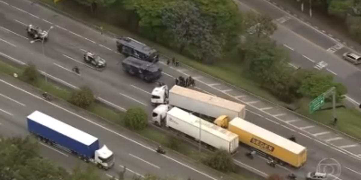 Polícia foi orientada a liberar as rodovias, após protesto de caminhoneiros por vitória do Lula (Reprodução: Globo)