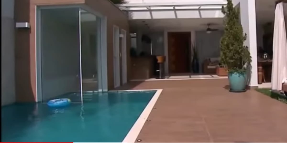 Piscina e sauna interligadas e um piso antiderrapante para evitar quedas (Reprodução: Youtube)