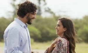 Maruan (Pedro Lamin) sorri após beijo em Labibe (Theresa Fonseca) em Mar do Sertão (Foto: Reprodução / Globo)