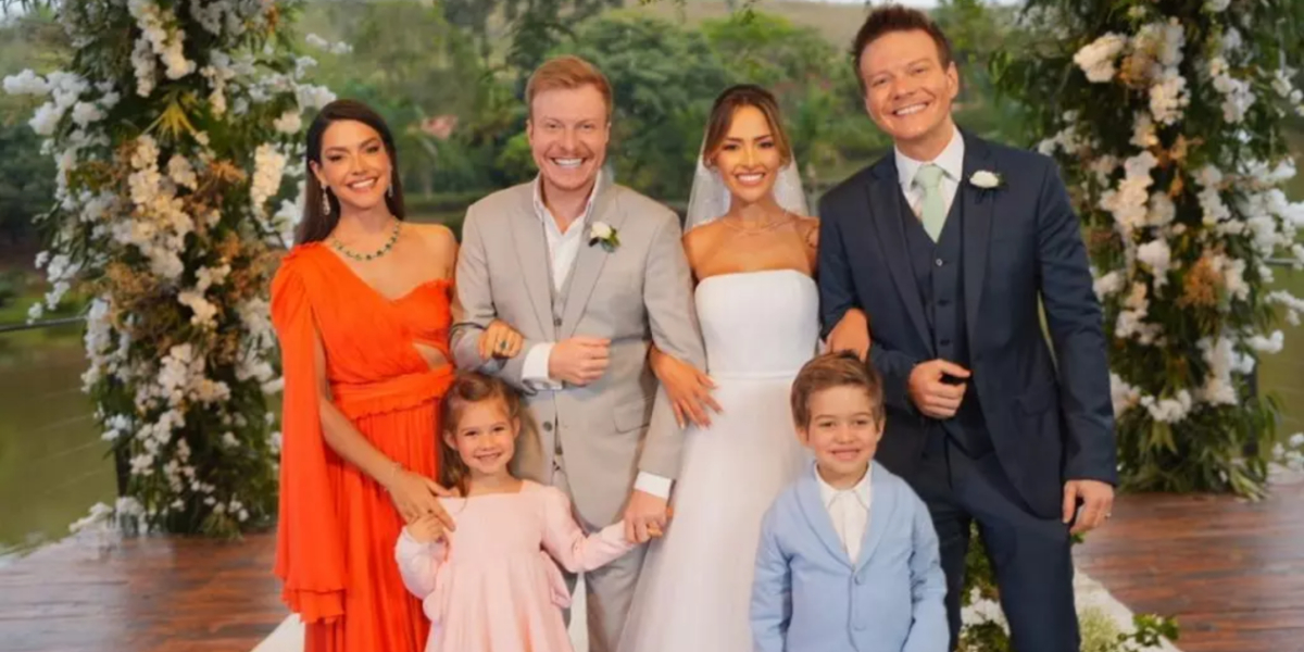 Teo Teló e Gabi Luthai, ao lado de Michel Teló, Thaís Fersoza e os filhos do casal, Melinda, de 6 anos e Teodoro, de 5 - Foto: Reprodução