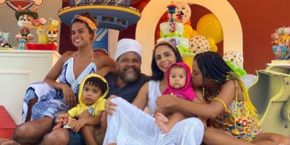 Cantor reunido em foto rara com sua família (Reprodução) 