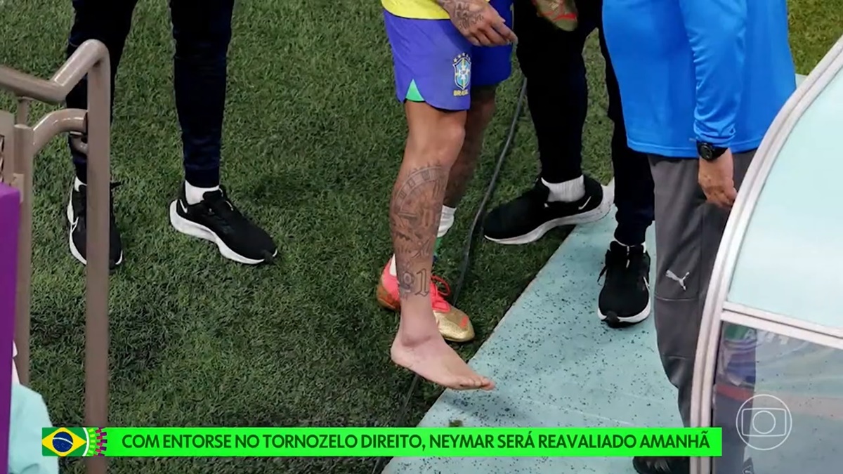 Programa expôs imagens do pé de Neymar machucado, após jogo do Brasil contra a Sérvia (Foto: Reprodução / TV Globo)