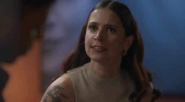 Em 'Cara e Coragem', Regina (Mel Lisboa) exige que Leo (Ícaro Silva) continue com o apartamento e fique com cargo na SG (Foto: Reprodução / Globo)