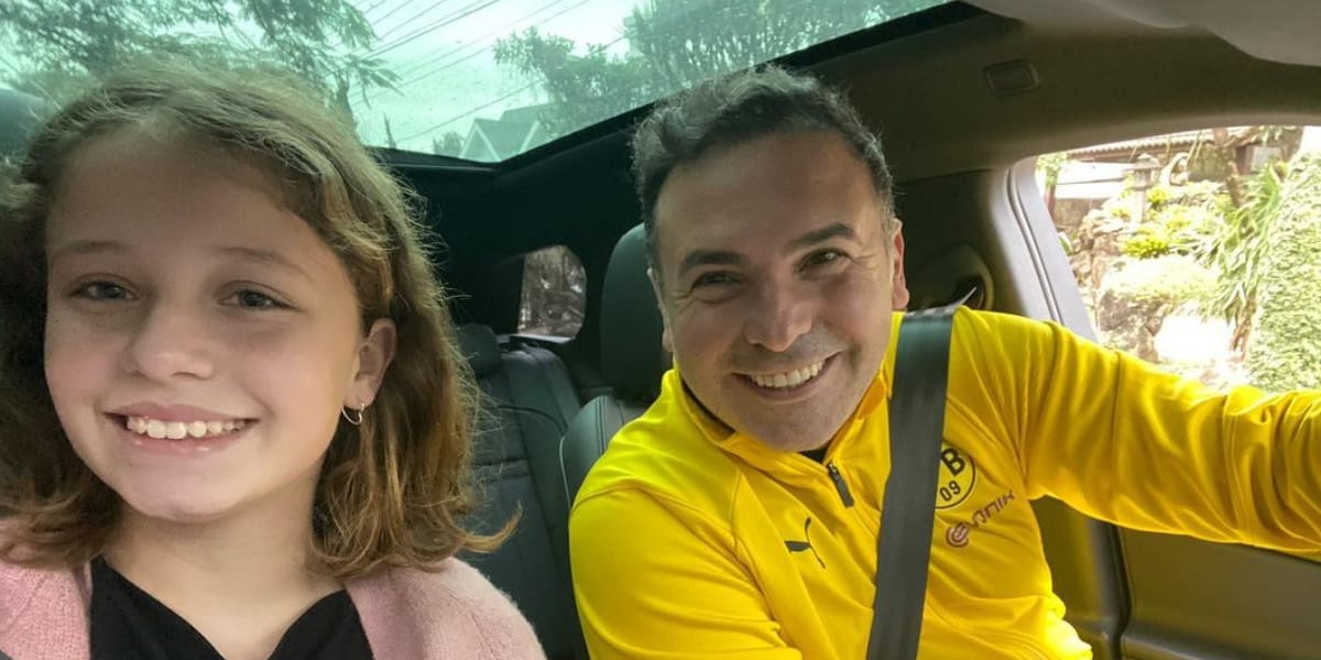 Reinaldo Gottino e sua filha dentro do carro (Reprodução: Instagram)