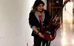 Roberta Miranda com a guitarra vermelha; ela perdeu o instrumento após show em Campo Grande (Foto: Reprodução / Instagram)